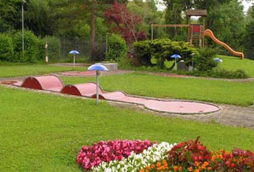 Minigolf spielen in Hirslen Bülach