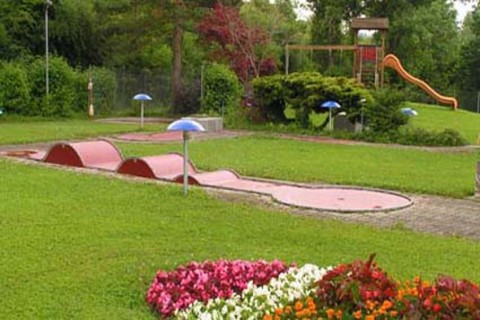 Minigolf spielen in Hirslen Bülach