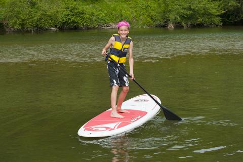 Junge auf Stand-up-Paddle bei der Tössegg mit Schwimmweste