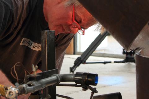 Ueli Gantner bei der Arbeit im Atelier Herrenwiesen, konkret-konstruktiv