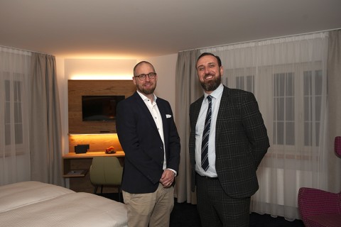 Mattias Larsson und Andreas Weideli in einem der neuen Zimmer im Löwen Dielsdorf