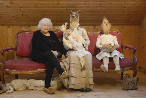 Galeristin Alice Metzler mit Adele von Seidenfeld und Sophie, die Freundin der Elfen, zwei von Margaretha Dubach geschaffenen Figuren.