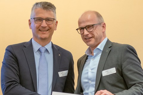 Thomas Simmler, CEO ALFA Klebstoffe und Oliver Schärli, Leiter Firmenkunden Zürich-Nord der ZKB bei der Preisübergabe am Wirtschaft-Symposium Zürich Nord. 